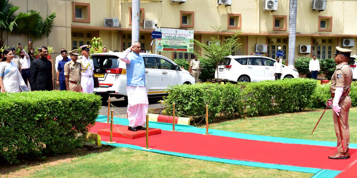 *આણંદ કૃષિ વિશ્વવિદ્યાલયના સહયોગથી રાજ્યના કૃષિ, ખેડૂત કલ્યાણ અને સહકાર વિભાગ દ્વારા પ્રાકૃતિક કૃષિ પરિસંવાદ યોજાયો
*****

*કૃષિ વિભાગના વિભાગીય કક્ષાના વિસ્તરણ કાર્યકરો અને અધિકારીઓ સાથે સંવાદ કરતા રાજ્યપાલશ્રી આચાર્ય દેવવ્રતજી*
*******