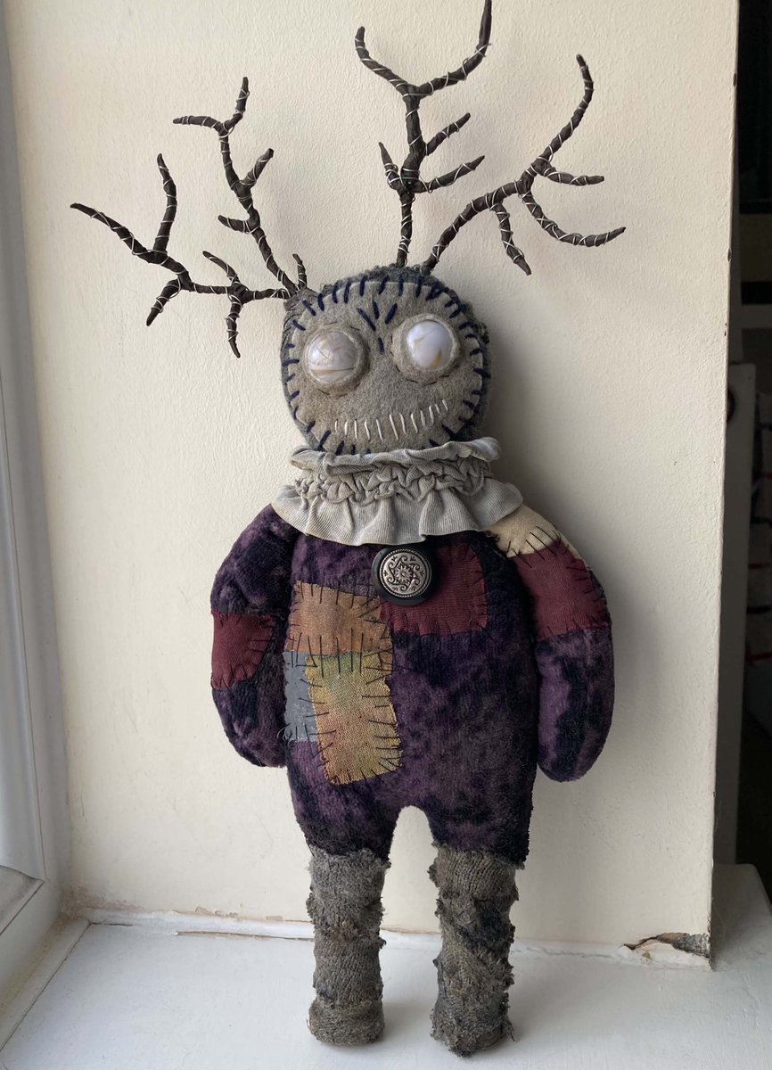 JoannaHartist's tweet photo. A new handmade creature with antlers named, ‘Oisin’

https://t.co/HTmT2Eub2D

#artdoll #folkart #outsiderart #unusualcreature #patchwork #textilearts #handstitched #textilesculpture #creaturewithantlers  #plushart https://t.co/a3e1vYETbD