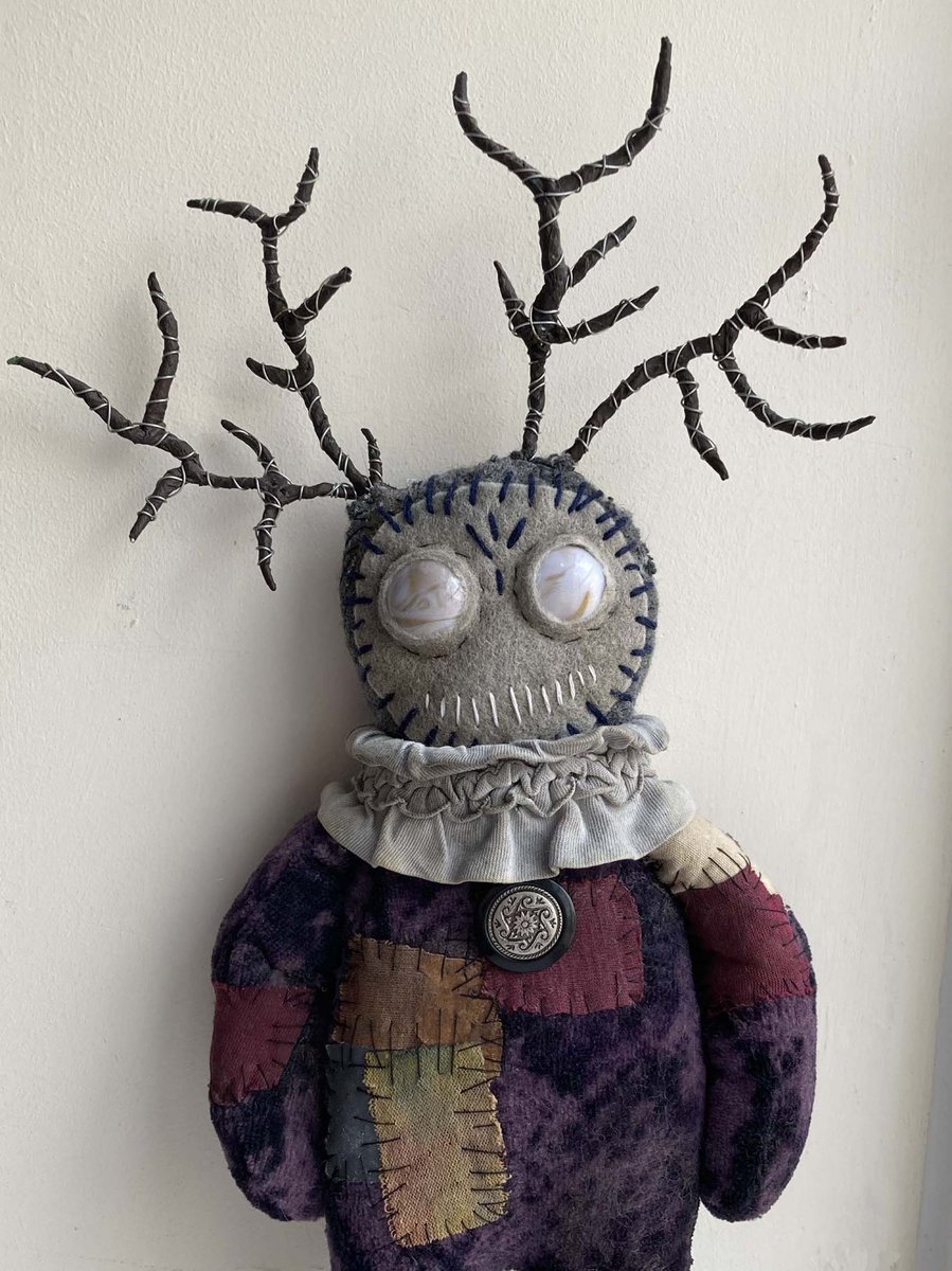 JoannaHartist's tweet photo. A new handmade creature with antlers named, ‘Oisin’

https://t.co/HTmT2Eub2D

#artdoll #folkart #outsiderart #unusualcreature #patchwork #textilearts #handstitched #textilesculpture #creaturewithantlers  #plushart https://t.co/a3e1vYETbD