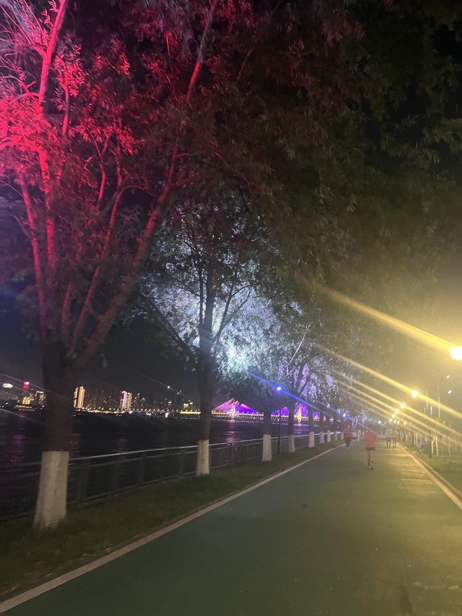 Who understands the joy of night running? 🏃🏻
The refreshing rush of sweat pouring down is the best dopamine boost. 💦