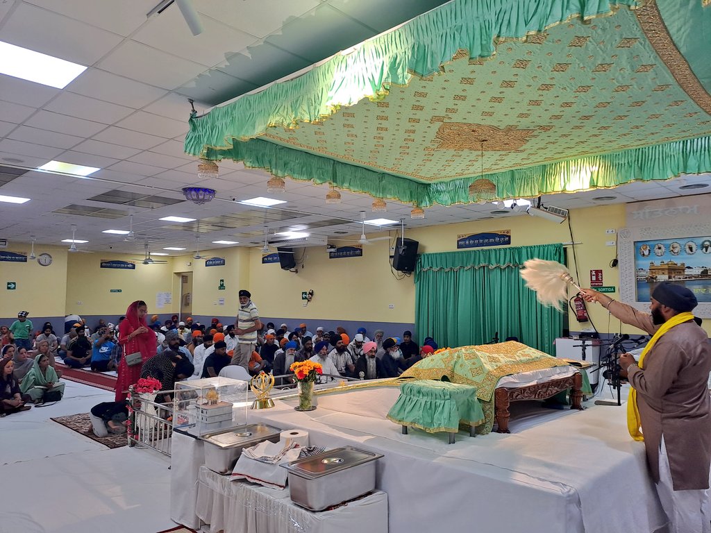 PunsodaRicart's tweet photo. Atrapats entre Índia i Pakistan, entre l'islam i l'hinduisme, els sikhs han aixecat una relació amb la divinitat i un sistema de valors propi, donant gran importància a la comunitat i la transmissió generacional. Ens són germans en història i esperit. Properament, a @dialogal_. https://t.co/HdAAKGJpil