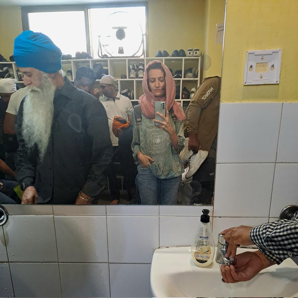 PunsodaRicart's tweet photo. Atrapats entre Índia i Pakistan, entre l'islam i l'hinduisme, els sikhs han aixecat una relació amb la divinitat i un sistema de valors propi, donant gran importància a la comunitat i la transmissió generacional. Ens són germans en història i esperit. Properament, a @dialogal_. https://t.co/HdAAKGJpil