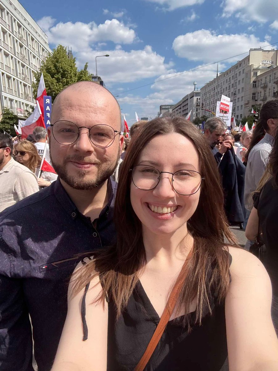 Dominik Puchała (@dominikpuchala) on Twitter photo Ależ oczywiście, że wyborcy <a href="/ZandbergRAZEM/">Adrian Zandberg</a> (jak na obrazku poniżej) głosują na <a href="/trzaskowski_/">Rafał Trzaskowski</a> w II turze! Lewicowe osoby pamiętają przecież, jak wyglądały lata 2015-2023 i szczucie na mniejszości. Wszyscy się wtedy nauczyliśmy, że nie możemy tego powtórzyć.
#WielkiMarszPatriotow Ależ oczywiście, że wyborcy <a href="/ZandbergRAZEM/">Adrian Zandberg</a> (jak na obrazku poniżej) głosują na <a href="/trzaskowski_/">Rafał Trzaskowski</a> w II turze! Lewicowe osoby pamiętają przecież, jak wyglądały lata 2015-2023 i szczucie na mniejszości. Wszyscy się wtedy nauczyliśmy, że nie możemy tego powtórzyć.
#WielkiMarszPatriotow