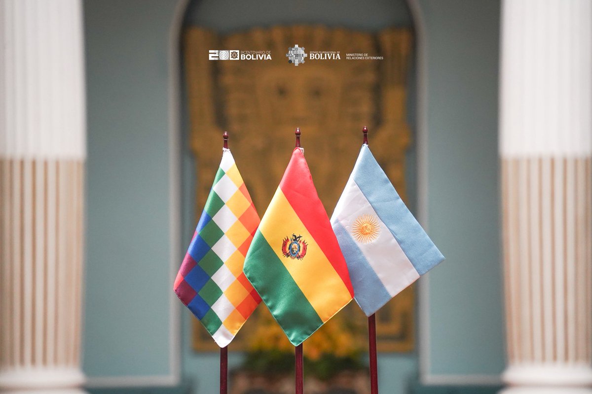 MRE_Bolivia's tweet image. El Ministerio de Relaciones Exteriores hace llegar sus felicitaciones al pueblo argentino, por la celebracion del Día de la Patria, que conmemora la Revolución de Mayo de 1810.

#DiplomaciaDeLosPueblos
#PorLaVida
#UnidosRumboAlBicentenario