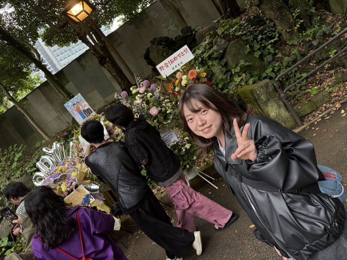 Ebitako210's tweet photo. 初めての野音
周りの木々とビルも相まってすごく良かった！
改めて「東京」好きだなと思ったし、雨についての歌詞が多いなと思った(MCで雨好き嫌い論争があったから始めて注目して聞いた)
これからも生活の側にCody・Lee(李)をそっと添えていけたらいいですね〜💐
#日比谷野音
@C_D_Y_L https://t.co/p722sxE5EU