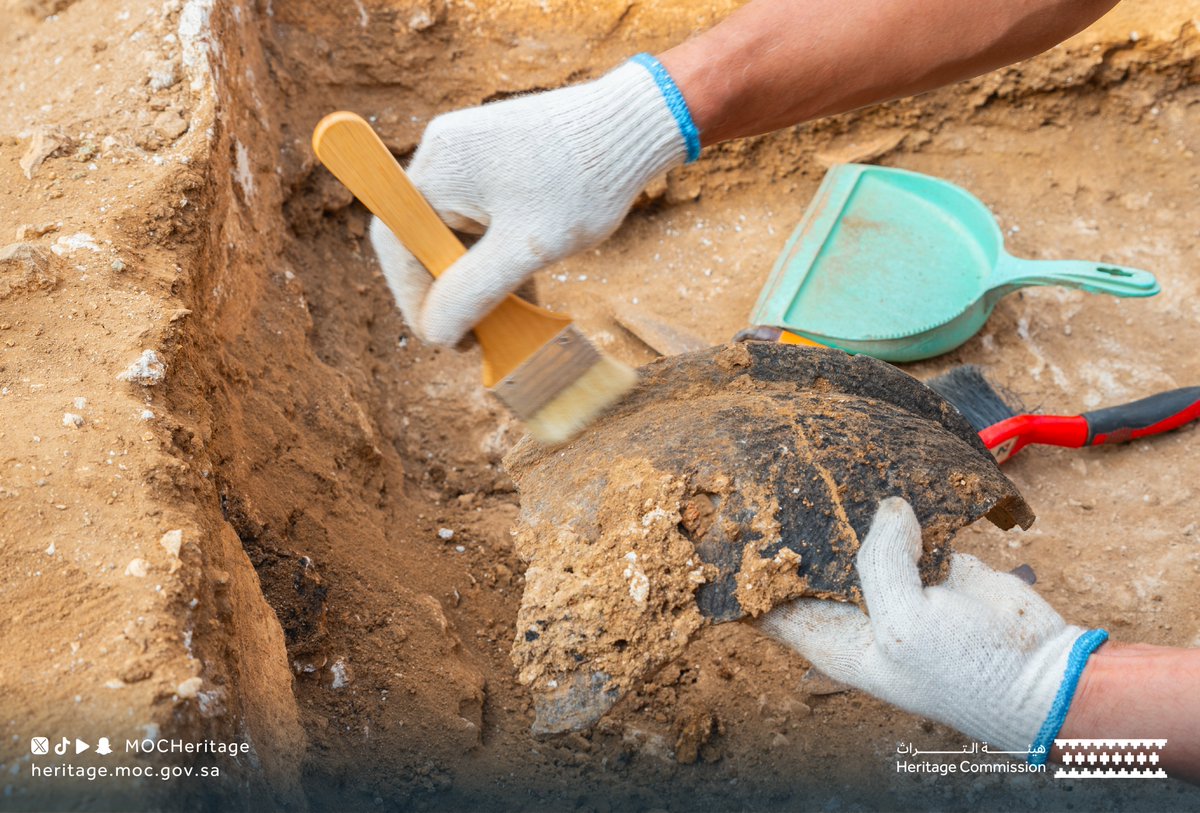 MOCHeritage's tweet photo. في إطار تعاون علمي ودولي بين #هيئة_التراث، وجامعة باريس الأولى والمركز الوطني الفرنسي للبحث العلمي؛ اختتمت البعثة السعودية الفرنسية المشتركة أعمالها بالكشف عن عناصر معمارية وقطع أثرية متنوعة. https://t.co/mwHtxPn4no