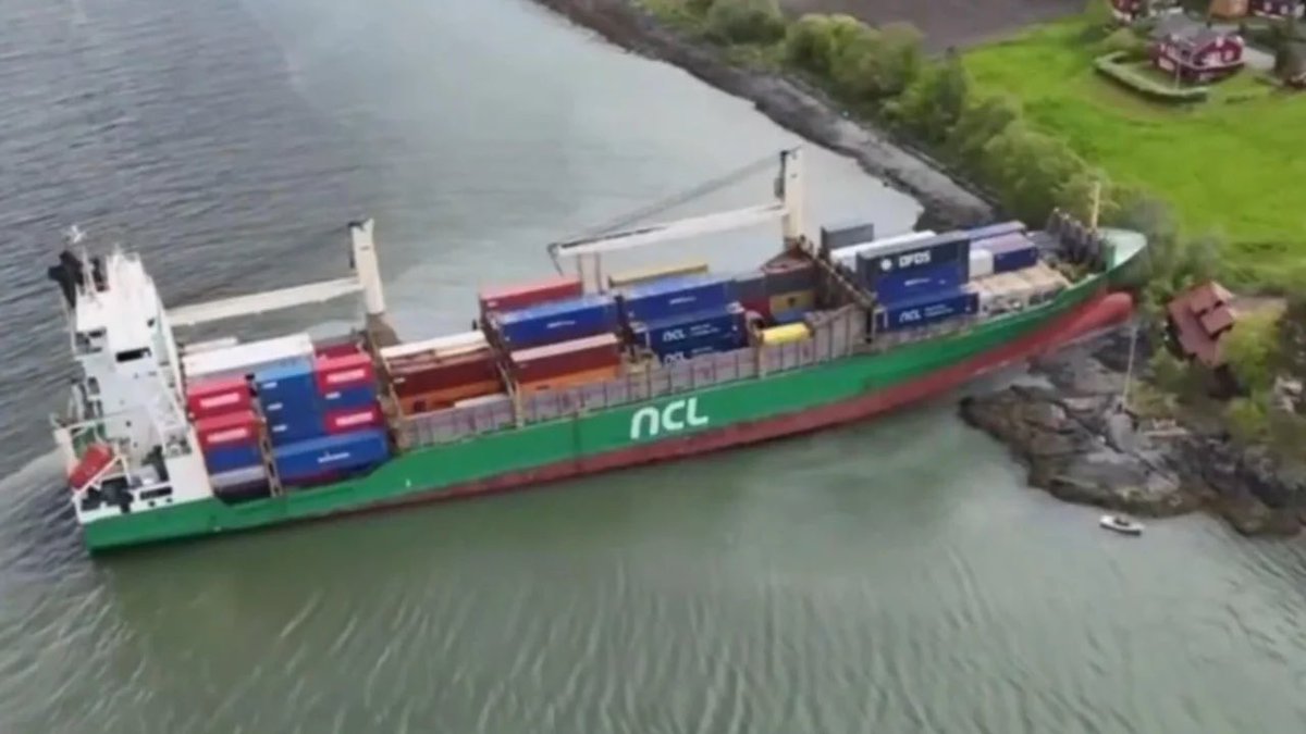 siddarthsuresh's tweet image. #NewsoftheWeek
 #Cargoship crashes into a man’s garden in #Norway