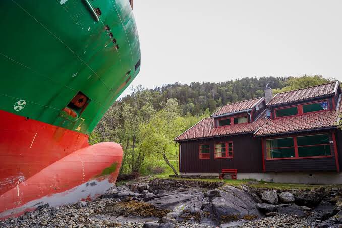 siddarthsuresh's tweet image. #NewsoftheWeek
 #Cargoship crashes into a man’s garden in #Norway
