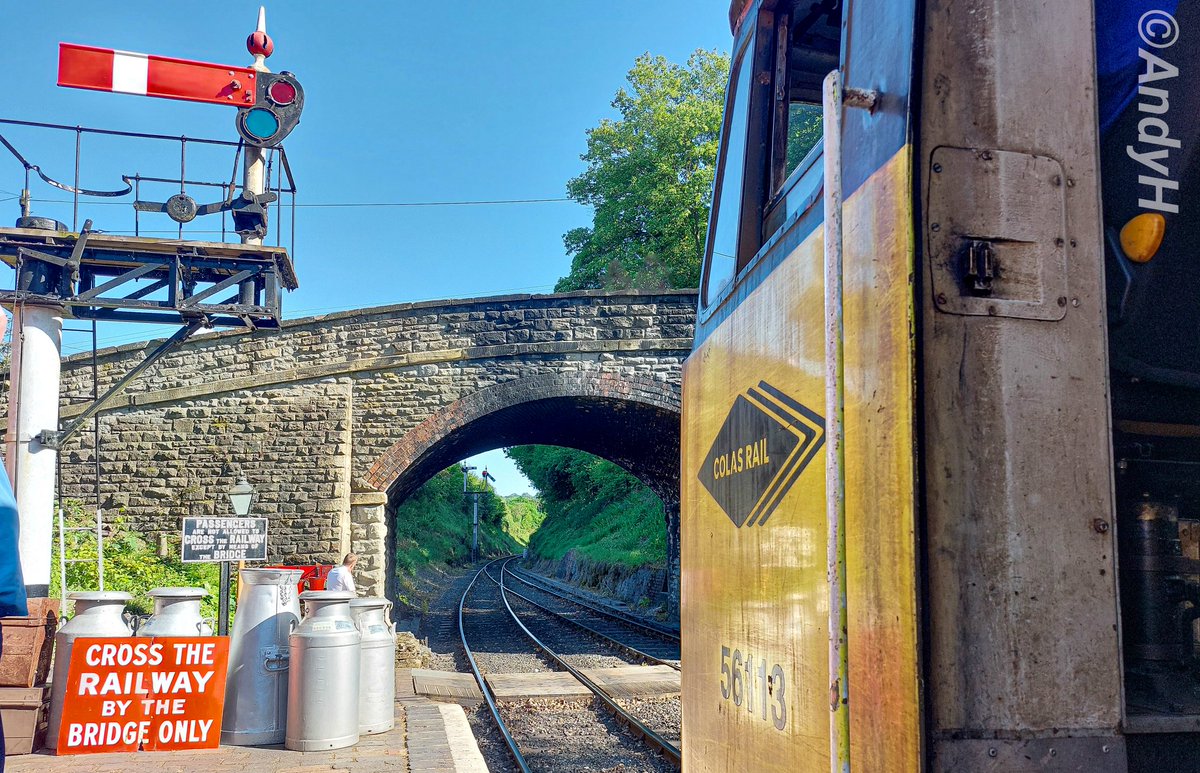 #SemaphoreSunday popular guest loco <a href="/ColasRailUK/">Colas Rail UK</a> 56113 waits for the road at Arley with a Kidderminster bound service during the spring diesel gala last week. Clear blue skies and grid thrash made for an excellent time all round. #SVRGala25 #Colas #GridWatch <a href="/C56G2/">C56G</a> 16/5/25