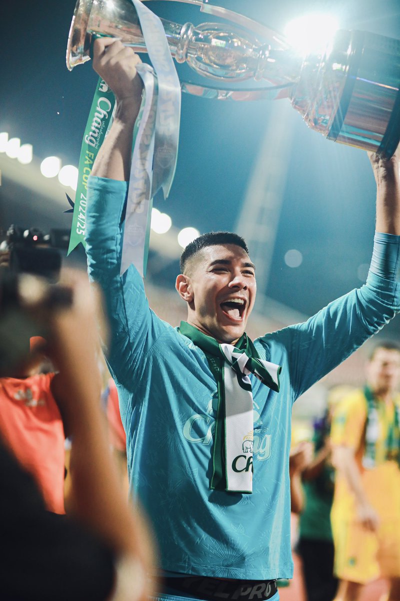 Neil Etheridge (@neil38etheridge) on Twitter photo Lifting the FA Cup… 
3 🏆🏅 so far in my first season ⚡️😝 Lifting the FA Cup… 
3 🏆🏅 so far in my first season ⚡️😝