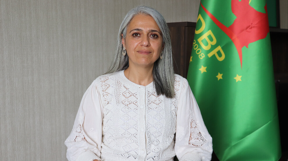 "Bizim bir barış mevzuatına ihtiyacımız var. O adımı atmak yerine olmazın söylemini kuruyor olmak da esasen tehlikeli şeylerden birisi."

Eş Genel Başkanımız Çiğdem Kılıçgün Uçar, gündeme dair NUJINHA'ya konuştu. 
jinhaagency1.com/tr/siyaset/Cig…