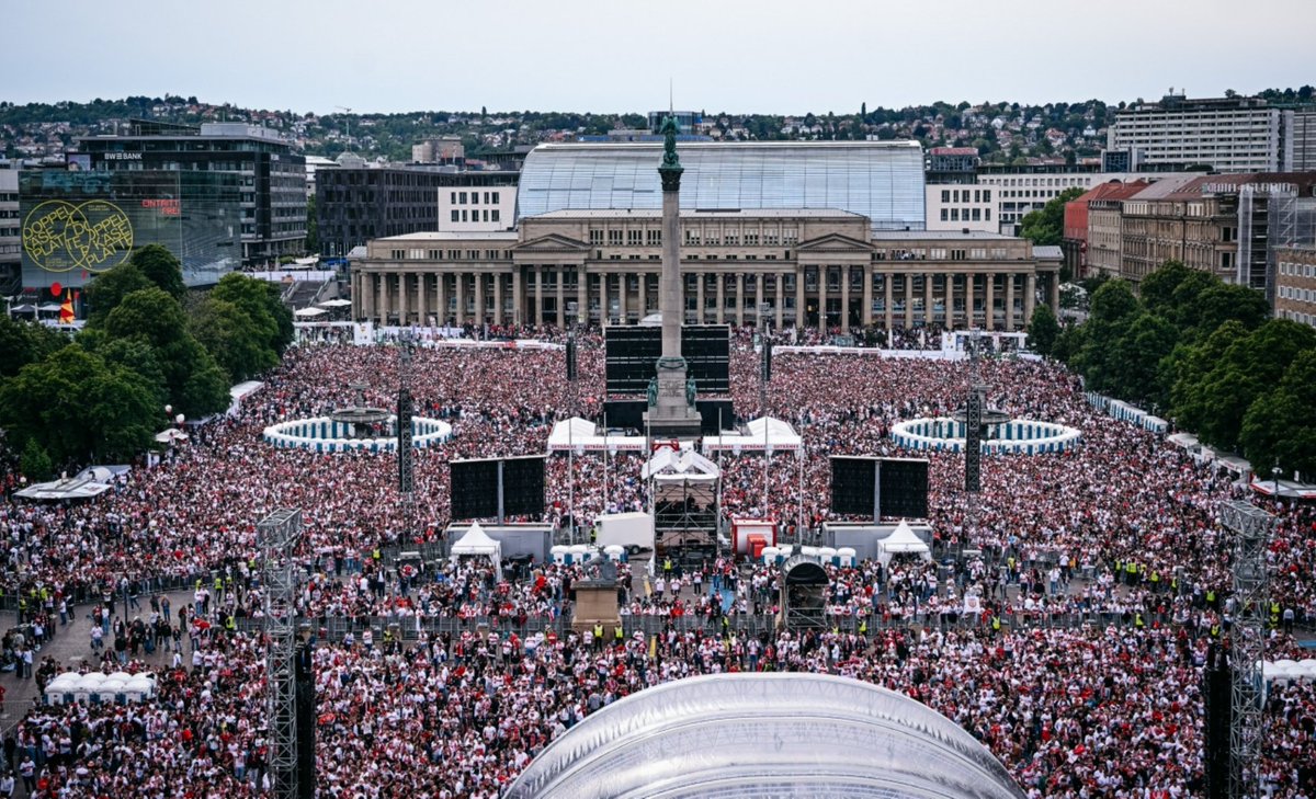 Das Public Viewing des #VfB war gestern mit 35.000 Fans voll. Heute wird die Mannschaft in Stuttgart gefeiert. Das Fanfest öffnet gleich um 11Uhr. 

Wer hätte vor 2 Jahren gedacht, dass das heute hier in Stuttgart passieren wird und riesen Bildschirme mit DFB-Pokalsieger  2025