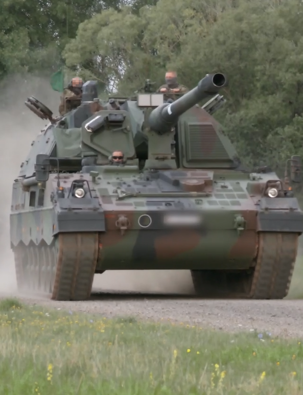 STC_EUMAM_UA's tweet image. Power, precision and coordination. Under #EUMAM_UA, ๐บ๐ฆ soldiers are trained on the #PzH2000, one of the most advanced artillery systems in the world. With ๐ช๐บ support, they gain skills to operate, maintain and fight effectively with this powerful weapon system. #StandWithUkraine