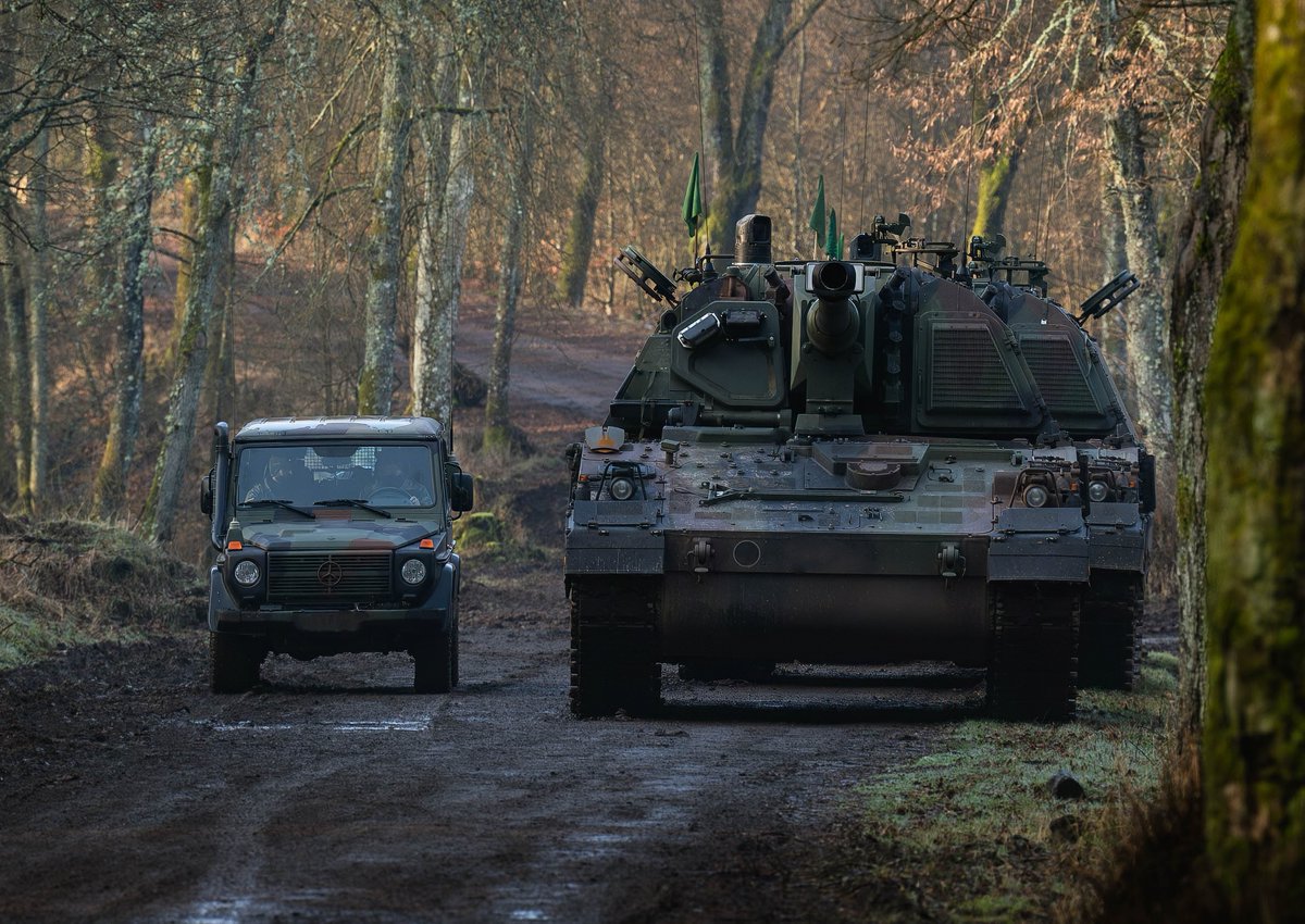 STC_EUMAM_UA's tweet image. Power, precision and coordination. Under #EUMAM_UA, ๐บ๐ฆ soldiers are trained on the #PzH2000, one of the most advanced artillery systems in the world. With ๐ช๐บ support, they gain skills to operate, maintain and fight effectively with this powerful weapon system. #StandWithUkraine