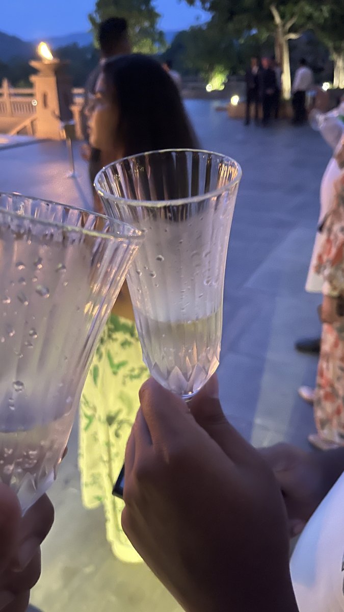 thatshreyguy's tweet photo. @karanaggarwal86 @FairmontJaipur @FairmontHotels @All The vibe? Royal.
– Evening aarti with champagne
– Pottery workshop
– Folk performances
– Palace-like corridors https://t.co/EJuqNMql6Q