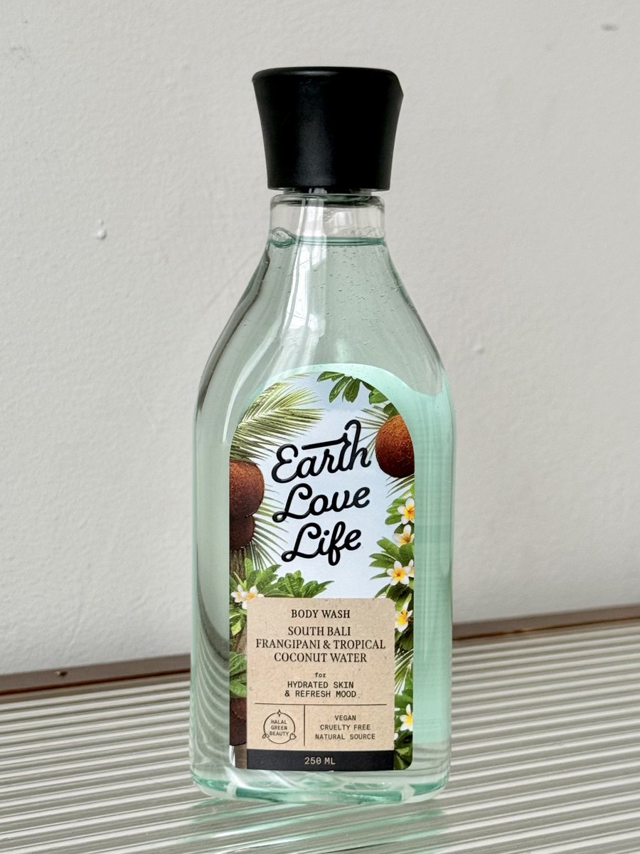 TOLONG KEPADA PARAGON ADAIN EARTH LOVE LIFE VERSION 1 LITER PLIS 😭🫵🏻

asli deh wanginya enak banget bantu naikin mood kalau capek pas pulang kerja...

udah dibilas aja wanginya masih nempel, harganya juga UNDER 100K TOP BGTTT ✊🏻