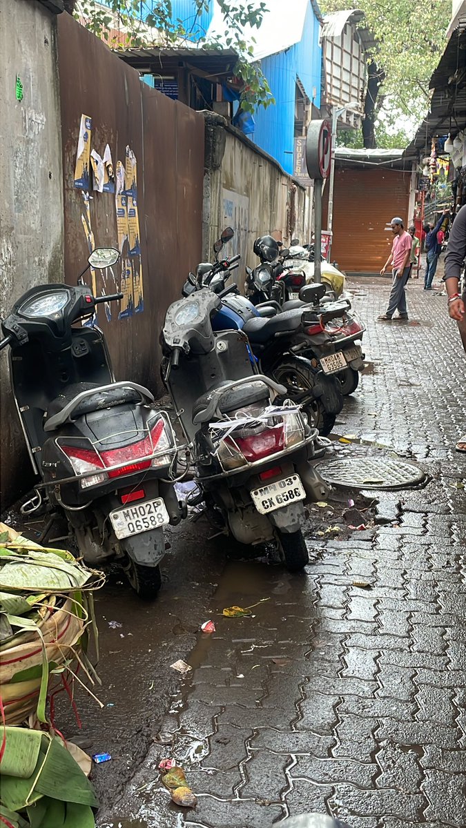 roads39331's tweet photo. नो पार्किंग झोनमध्ये पार्क केलेल्या बाईक
हरियाणा वाला लेन स्टेशन रोड कुर्ला पश्चिम
वृद्ध आणि महिलांना या समस्येचा सामना करावा लागतो आणि आपत्कालीन परिस्थितीत ते कठीण होईल@MTPHereToHelp @CMOMaharashtra @PMOIndia https://t.co/fVmGGL60TT