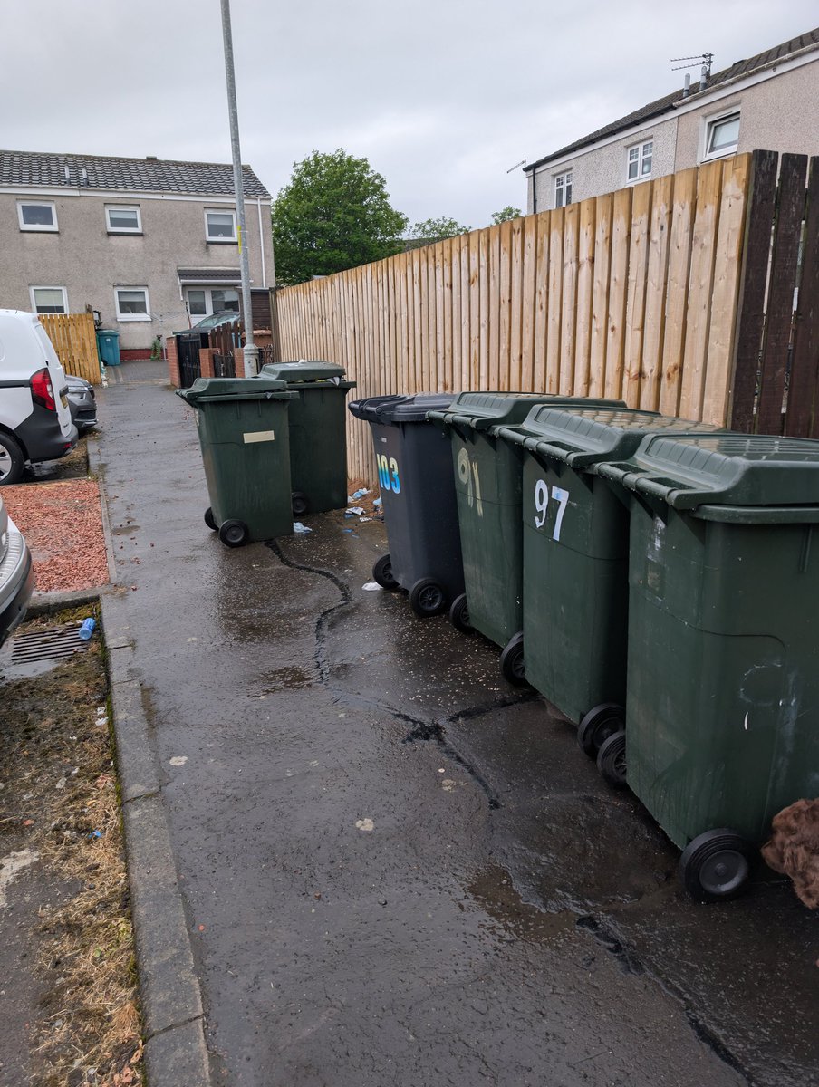 KamikazeBob's tweet photo. @nlcpeople 
6 weeks after you missed out our section of the street for general waste, it's happened again. Are your drivers new and don't know the route, or just lazy?

https://t.co/zcBATvz2Tw https://t.co/MjrSfcN5Jd