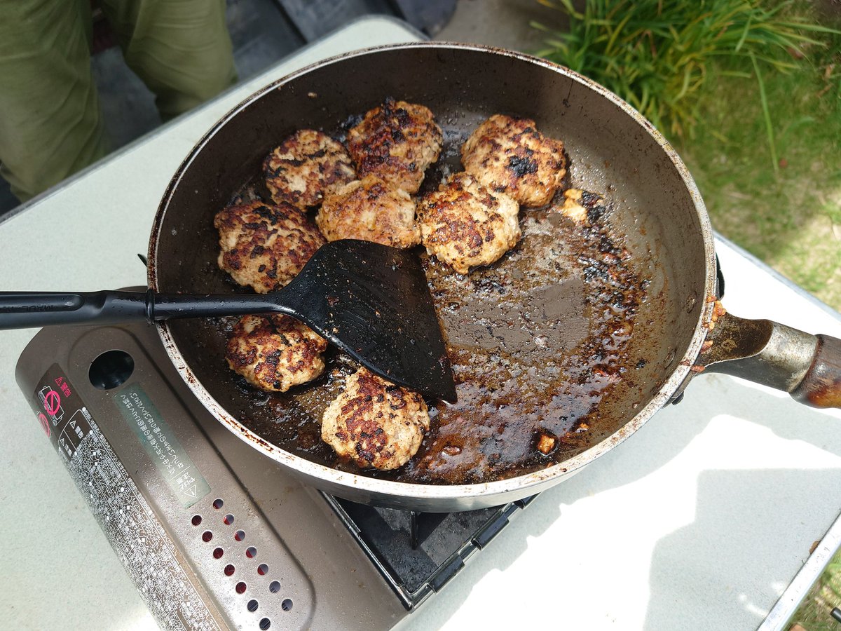 bsatami11's tweet photo. （静岡県代表として有名な）あのお店よりおいしいハンバーグを作ろう！
残ったハンバーグは隊長がお弁当にしてくれました。
#ボーイスカウト #熱海 https://t.co/1TaRdcASWS