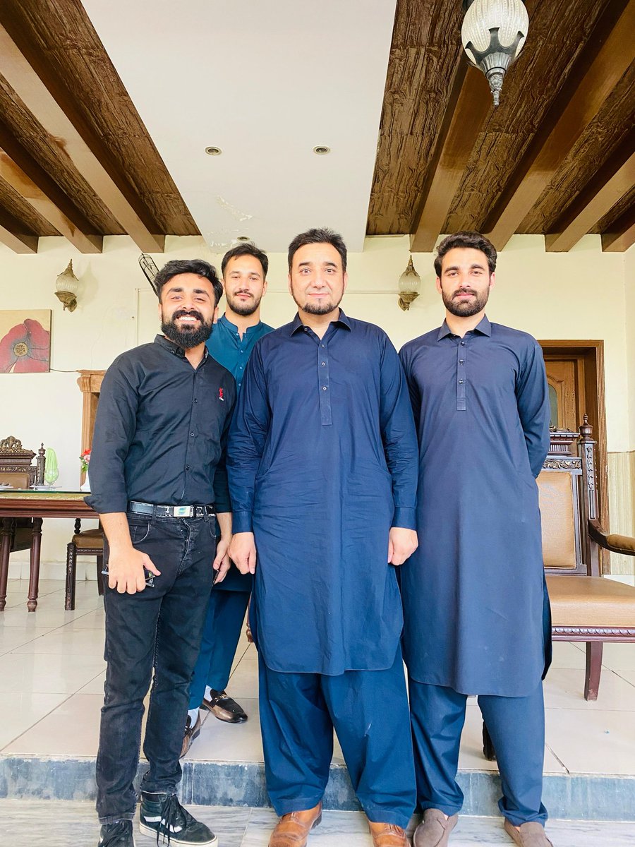 dr_gul710's tweet photo. In the middle of tigers; my research students https://t.co/WumN4V7SAM