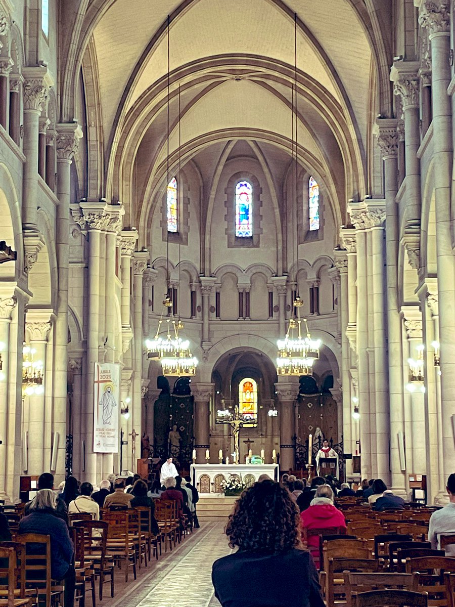 Sunday Mass. Peace be to all

If a man loves me, he will keep my word, and my Father will love him, and we will come to him and make our home with him  Jn 14:23-29