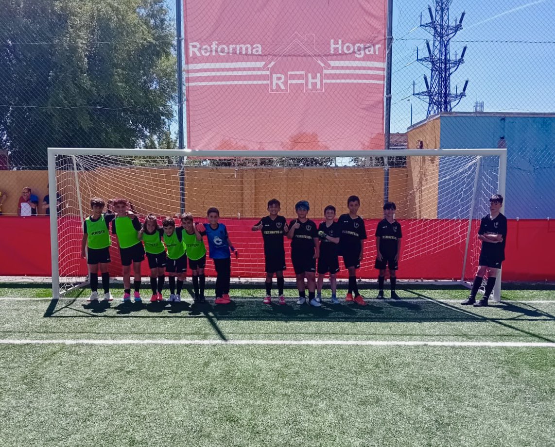 CTechniteam's tweet photo. Ha vuelto a salir el ☀️😎

#aletechniteam❤️🖤 https://t.co/8etcwalKUD