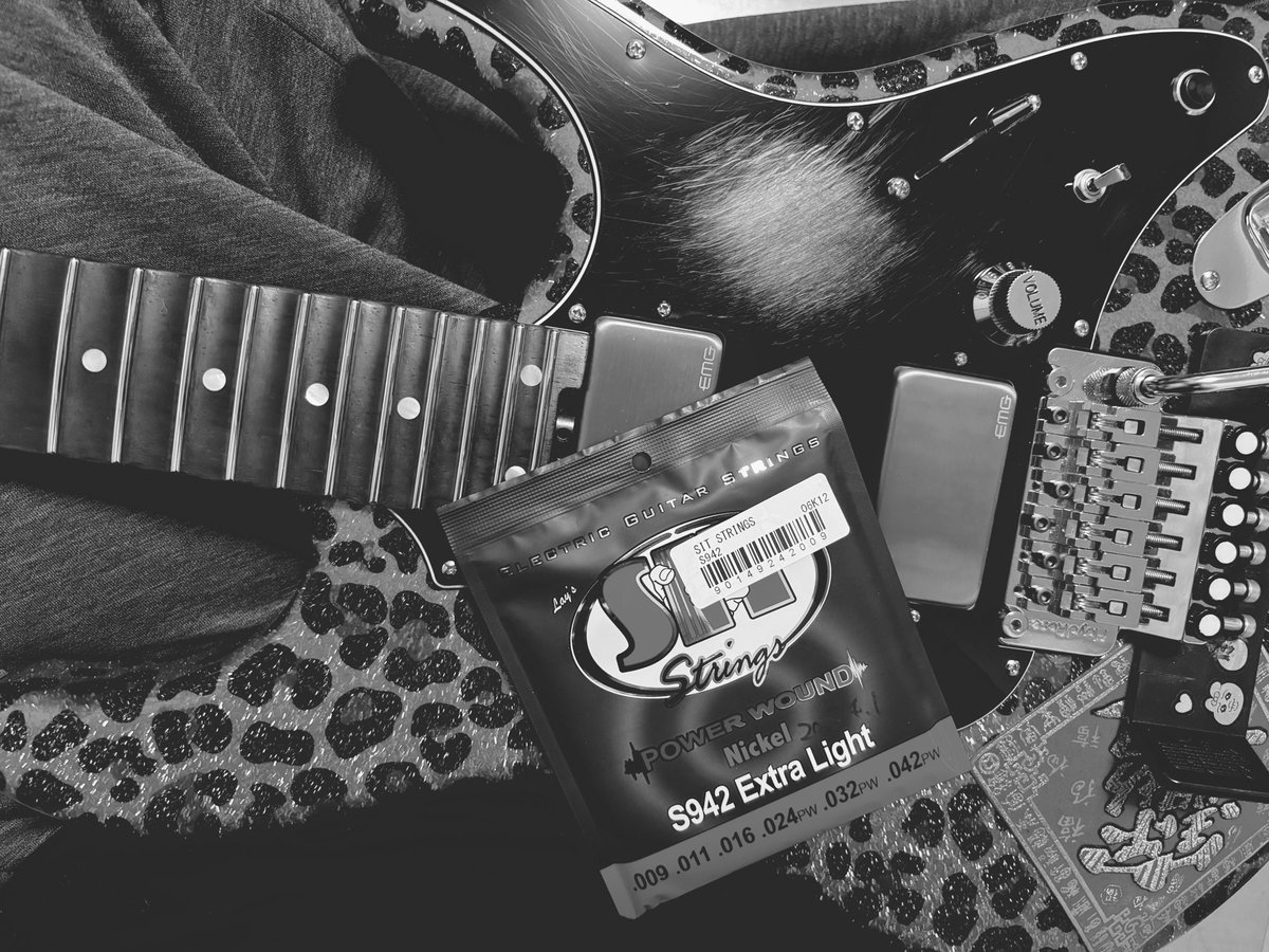 TakayoshiOhmura's tweet photo. 出国準備😙
#espguitars #SNAPPER
#SITstrings #TMC
#サウンドハウス #大村孝佳 https://t.co/jWGf3OG2JH