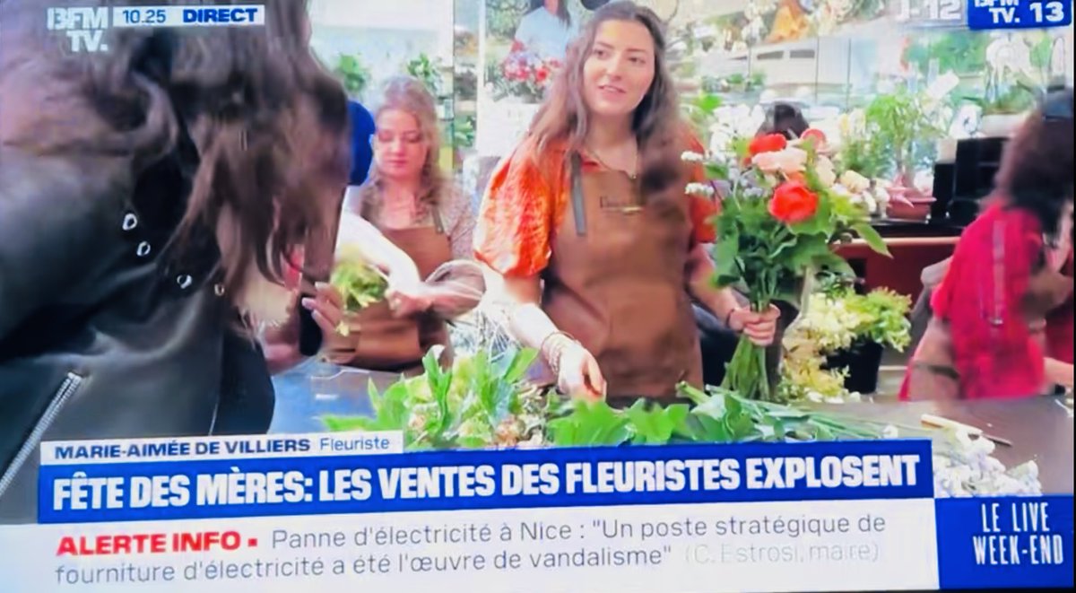 E2Villiers's tweet photo. Allumer sa télé et tomber sur sa fille 😘. Ça rajeunit pas 🤪 ! https://t.co/7wDnhqhfgt