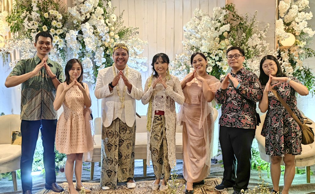 Laksonoyudha's tweet photo. Selamat menempuh hidup baru Master Carolusians @larasatuit ! Moga kita bisa nyusul main ke Wamena 😆😆😆

Lanjut joget asik, ga joget ga boleh pulang 🤣🤣 https://t.co/YMk8xDHQvU