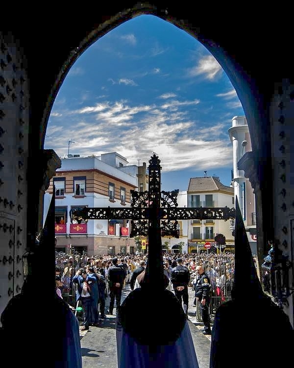 No estamos para exhibir perfección. Estamos para dar consuelo, sentido y camino. No somos vitrinas de "los buenos", sino refugio para los que buscan, aunque lleguen rotos, confundidos o sin saber por dónde empezar.

Muchos se acercan a la Hermandad sin tenerlo todo claro, sin