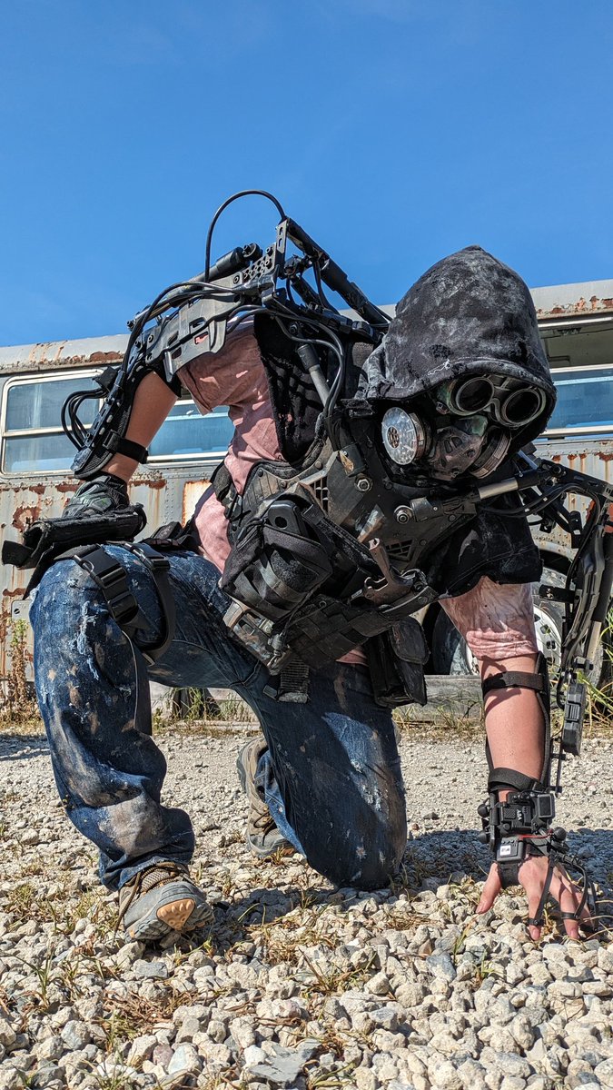 Fishbone0112's tweet image. こっちはサバゲー用に3DPパーツ無しの頑丈な素材で作ったエクソスーツ
脚は何度作っても故障したので上半身のみ運用

材料は
塩ビパイプ、アルミパイプ、ロッドエンドで作ったシリンダー
コミネのバイクアーマー(胴体)
よくわからん安いバイクプロテクター(腕)
ホームセンターに売ってるアルミフレーム