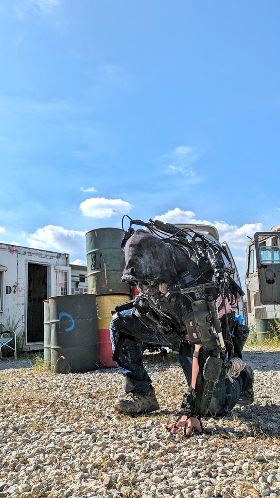 Fishbone0112's tweet image. こっちはサバゲー用に3DPパーツ無しの頑丈な素材で作ったエクソスーツ
脚は何度作っても故障したので上半身のみ運用

材料は
塩ビパイプ、アルミパイプ、ロッドエンドで作ったシリンダー
コミネのバイクアーマー(胴体)
よくわからん安いバイクプロテクター(腕)
ホームセンターに売ってるアルミフレーム