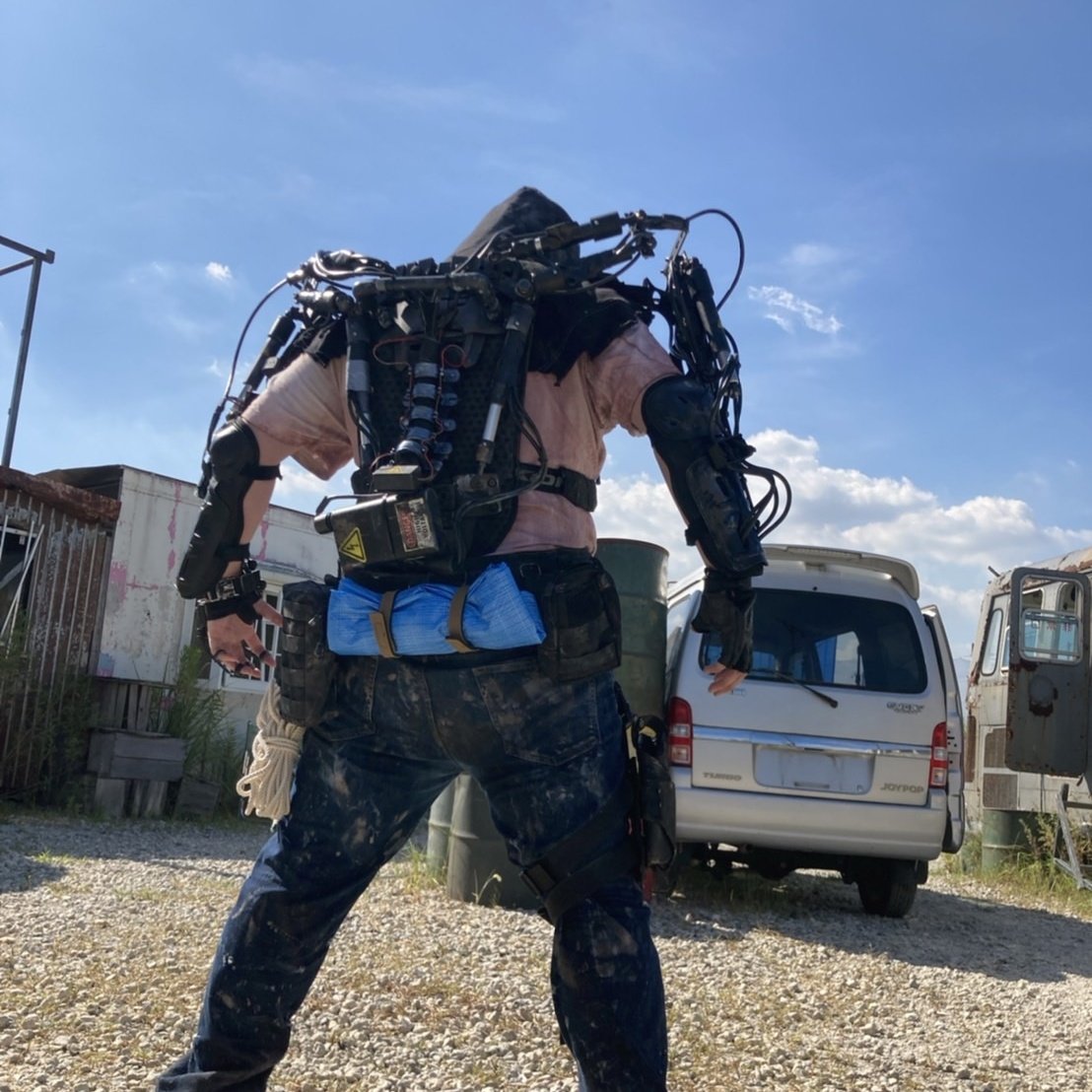 Fishbone0112's tweet image. こっちはサバゲー用に3DPパーツ無しの頑丈な素材で作ったエクソスーツ
脚は何度作っても故障したので上半身のみ運用

材料は
塩ビパイプ、アルミパイプ、ロッドエンドで作ったシリンダー
コミネのバイクアーマー(胴体)
よくわからん安いバイクプロテクター(腕)
ホームセンターに売ってるアルミフレーム