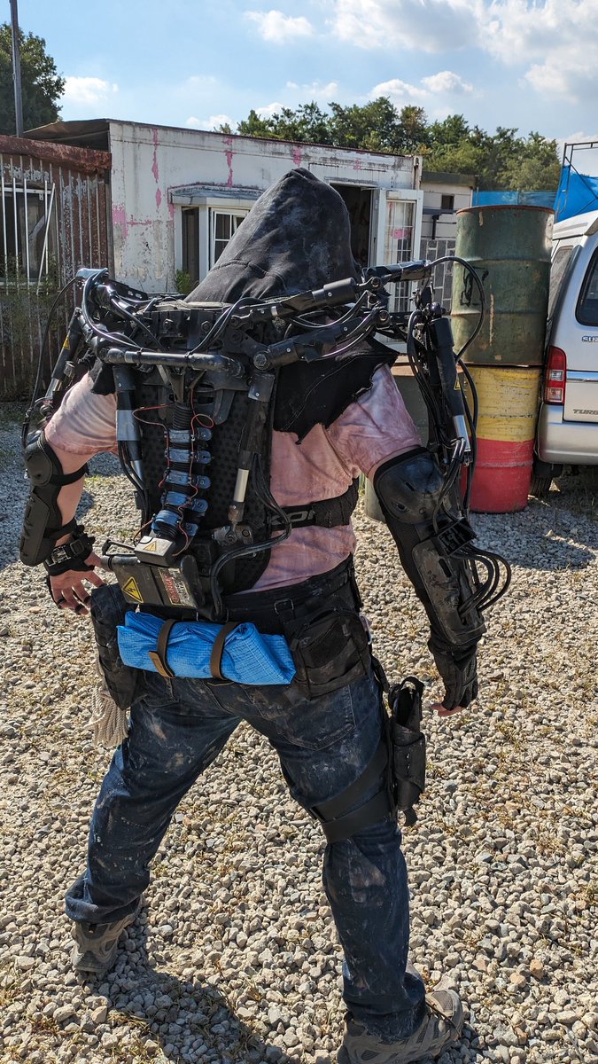 Fishbone0112's tweet image. こっちはサバゲー用に3DPパーツ無しの頑丈な素材で作ったエクソスーツ
脚は何度作っても故障したので上半身のみ運用

材料は
塩ビパイプ、アルミパイプ、ロッドエンドで作ったシリンダー
コミネのバイクアーマー(胴体)
よくわからん安いバイクプロテクター(腕)
ホームセンターに売ってるアルミフレーム