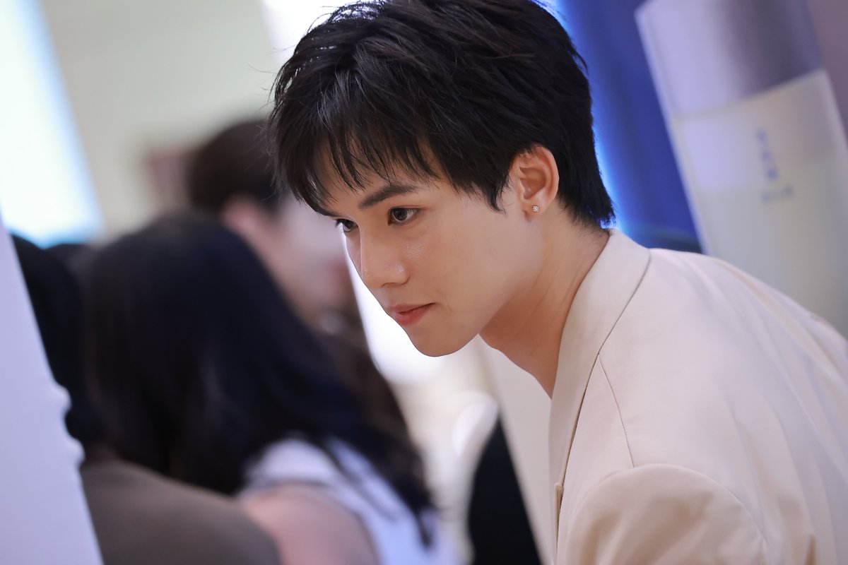 Fluke Pongsapat just debuted his fresh black hair, and it’s giving major heart-stealer energy. In this close-up, his sharp gaze and sleek style make every angle effortlessly captivating.🖤✨

SEKKISEI BLUE x FLUKE

#SekkiseiBlue
#flukepongsapat #ฟลุ๊คจ์พงศภัทร์ @fluke_pongsapat https://t.co/mcbA34PH2N