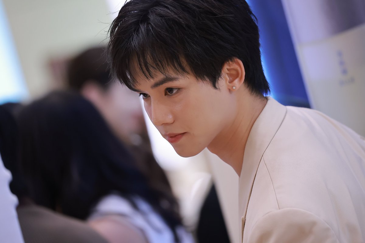 Fluke Pongsapat just debuted his fresh black hair, and it’s giving major heart-stealer energy. In this close-up, his sharp gaze and sleek style make every angle effortlessly captivating.🖤✨

SEKKISEI BLUE x FLUKE

#SekkiseiBlue
#flukepongsapat #ฟลุ๊คจ์พงศภัทร์ @fluke_pongsapat https://t.co/mcbA34PH2N