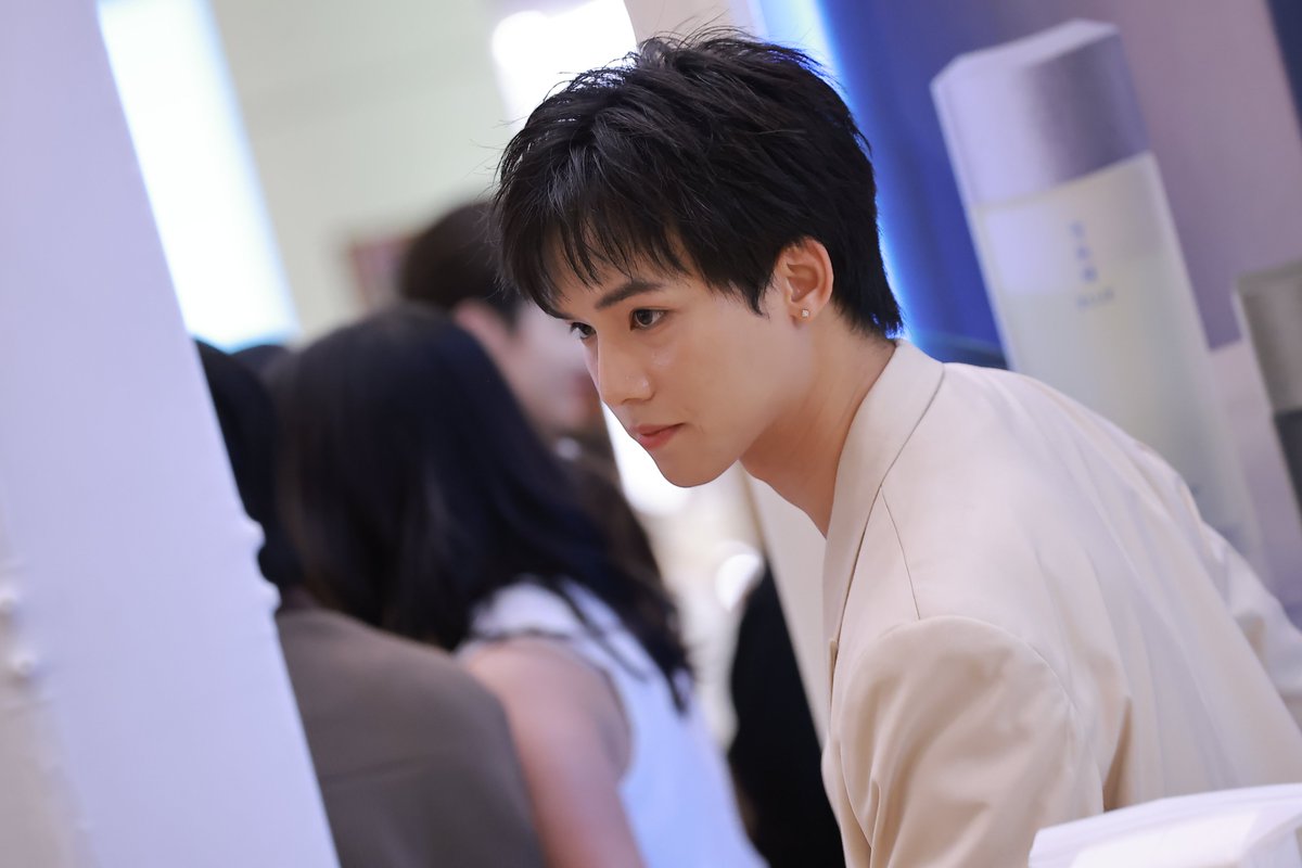 Fluke Pongsapat just debuted his fresh black hair, and it’s giving major heart-stealer energy. In this close-up, his sharp gaze and sleek style make every angle effortlessly captivating.🖤✨

SEKKISEI BLUE x FLUKE

#SekkiseiBlue
#flukepongsapat #ฟลุ๊คจ์พงศภัทร์ @fluke_pongsapat https://t.co/mcbA34PH2N