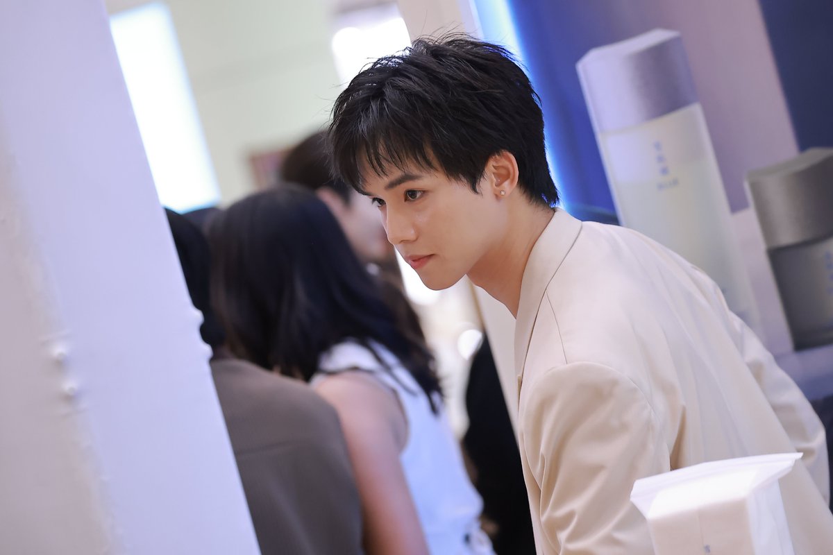 Fluke Pongsapat just debuted his fresh black hair, and it’s giving major heart-stealer energy. In this close-up, his sharp gaze and sleek style make every angle effortlessly captivating.🖤✨

SEKKISEI BLUE x FLUKE

#SekkiseiBlue
#flukepongsapat #ฟลุ๊คจ์พงศภัทร์ @fluke_pongsapat https://t.co/mcbA34PH2N