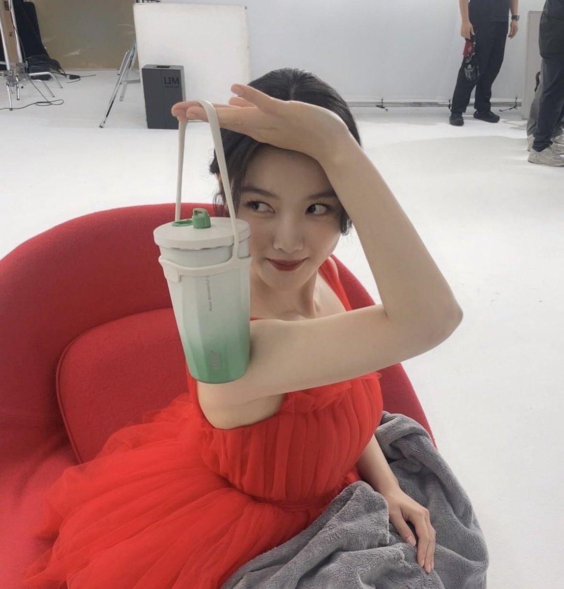 Yoojgun's tweet photo. it's easy to get caught up, but i always remind myself to stay hydrated. my secret? i never leave home without my tumbler filled with water. it's a game-changer when you're on the go! how do you remember to drink enough water when life gets crazy? https://t.co/BPh9eYg7zW