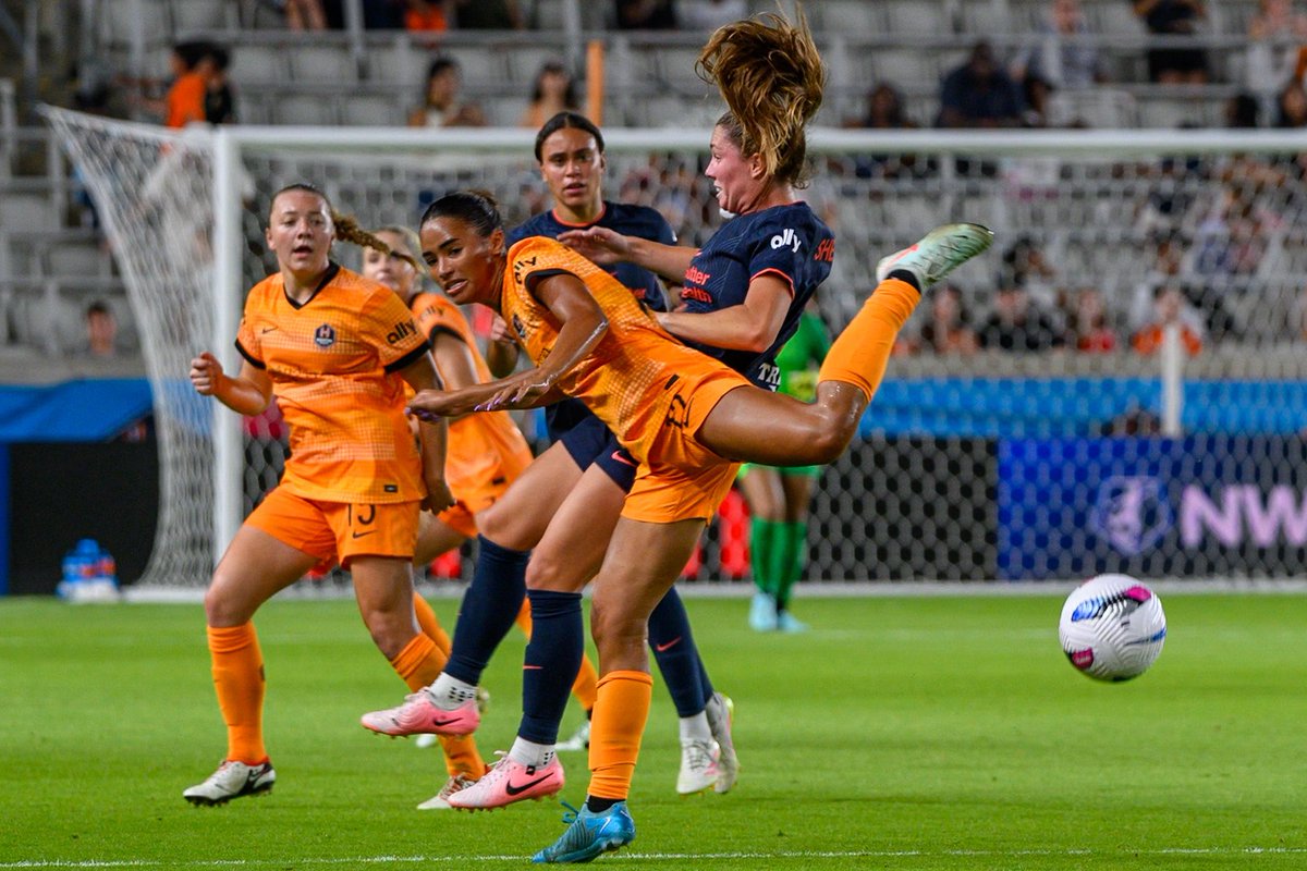 MsKriNT's tweet photo. The @HoustonDash tie BayFC 2-2 in an incredible performance against an intense opponent!! #houstondash #houstonsoccer #nwsl #dashon https://t.co/b5RYLvcflt