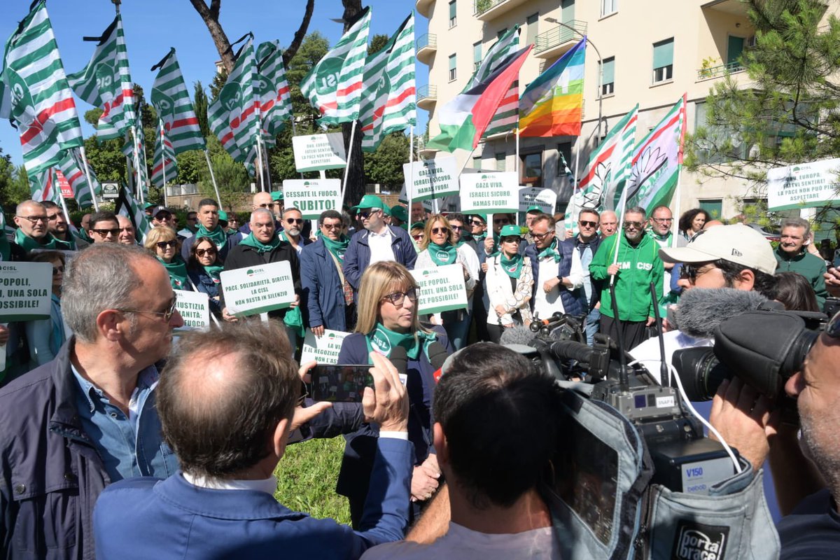 CislNazionale's tweet photo. #SOSGaza 
La leader della Cisl #DanielaFumarola con i dirigenti e militanti  al “sit in” organizzato dalla Confederazione oggi a Roma nei pressi dell’Ambasciata di Israele per sollecitare un immediato cessate il fuoco a Gaza, sostegni umanitari alla popolazione, la liberazione di tutti gli ostaggi, la costruzione di una pace duratura fondata sulla sicurezza per Israele e l’autodeterminazione del popolo palestinese