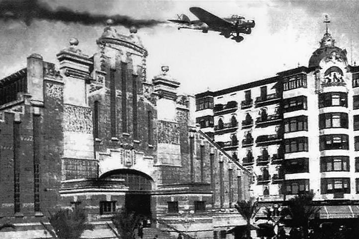 Un dia com hui de 1938 l'aviació italiana bombardejava el mercat d'Alacant per ordre de Franco i causava més de 300 morts. Un càstig als obrers que donaren suport a la República. 

El feixisme continua volent sembrar el terror, nosaltres serem la llavor que el tombarà de nou.