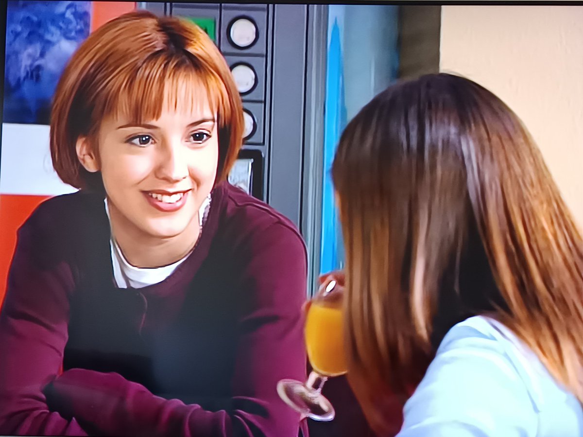 Maria 🧡 (@mariaobieta8) on Twitter photo Me está dando por revisionar capítulos de "Al salir de clase" desde que lo pusieron en Prime Video y vaya sorpresa me he llevado al ver a <a href="/Carolinalapausa/">Carolina Lapausa</a> 🫶🏻🫶🏻 Me está dando por revisionar capítulos de "Al salir de clase" desde que lo pusieron en Prime Video y vaya sorpresa me he llevado al ver a <a href="/Carolinalapausa/">Carolina Lapausa</a> 🫶🏻🫶🏻