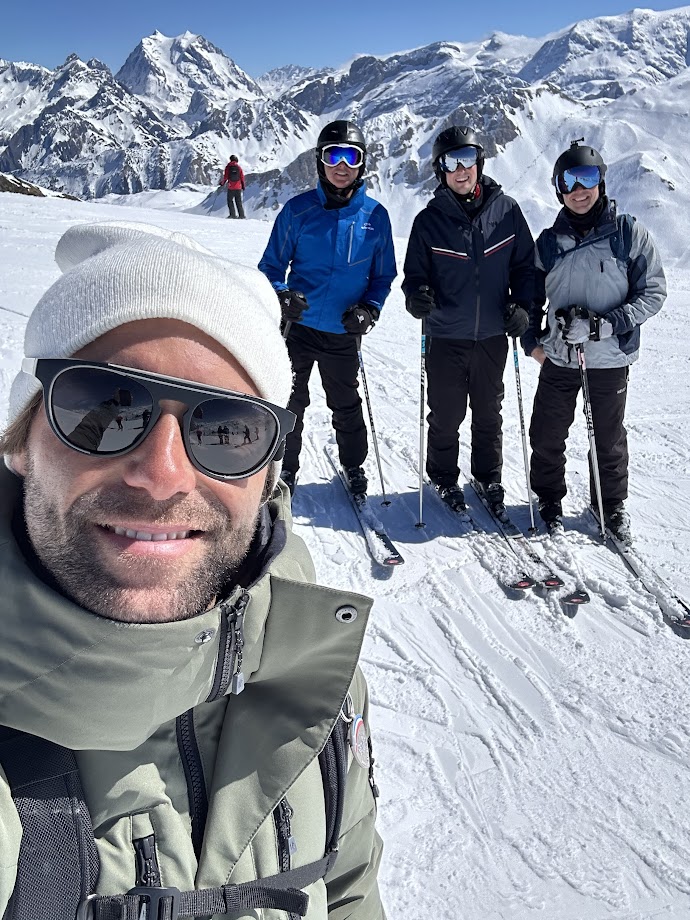 From first lifts to après-ski laughs, nothing beats hitting the slopes with your favourite people ⛷️❤️ 

Thinking about a group holiday for next season? View our group ski holidays 2025/2026 here: ow.ly/7BOs50VXOBW