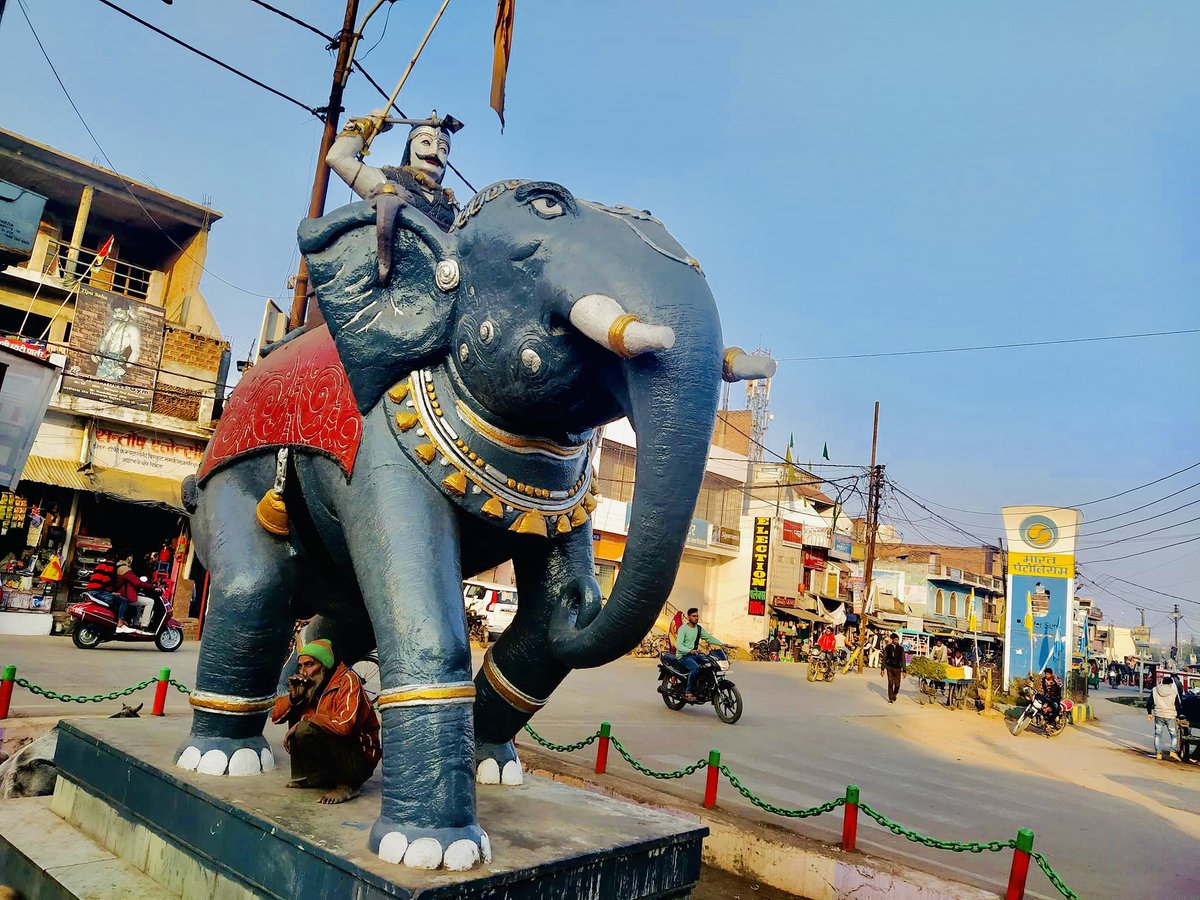 युद्ध कहां तक टाला जाए, द्वंद कहां तक पाला जाए!

तू भी है आल्हा का वंशज, फेंक जहां तक भाला जाए!!

बड़े लङाईया महोबा वाले, खनक-खनक बाजे तलवार, रण के डंका बाजन लागे,सज गए अहिरन के सरदार #VeerAhirAlha

अपराजेय योद्धा वीर अहीर आल्हा जी की जयंती पर उन्हें नमन। #VeerAhirAlhaJayanti 🙏