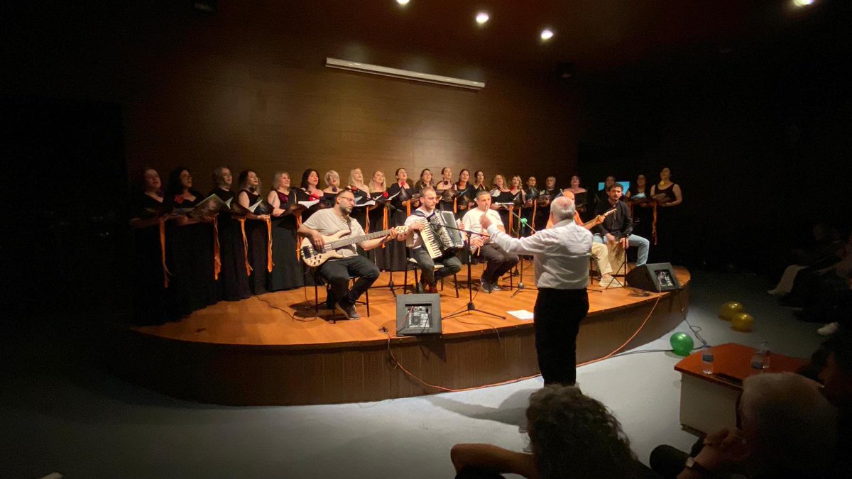 🎶 Doğa İçin Söyle Borçka’da Kalplere Dokundu

Sanatın doğayla, müziğin şiirle buluştuğu “Doğa İçin Söyle” etkinliği, Borçka Açarlar MYO’da yoğun katılımla gerçekleşti.

Alev Aktürk’ün sahnelediği “Ben Kadınım” şiir tiyatrosu izleyenlere unutulmaz anlar yaşatırken, Borçka