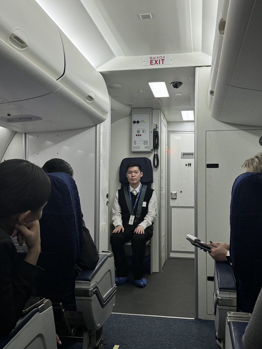 kafkasson's tweet photo. прошел месяц как мы учимся на тренажере вс RRJ-95 (на куске самолета). и до сих пор не могу представить как будет в полном пассажирами реальном самолете 🫠 https://t.co/7ZL6jJJF7M