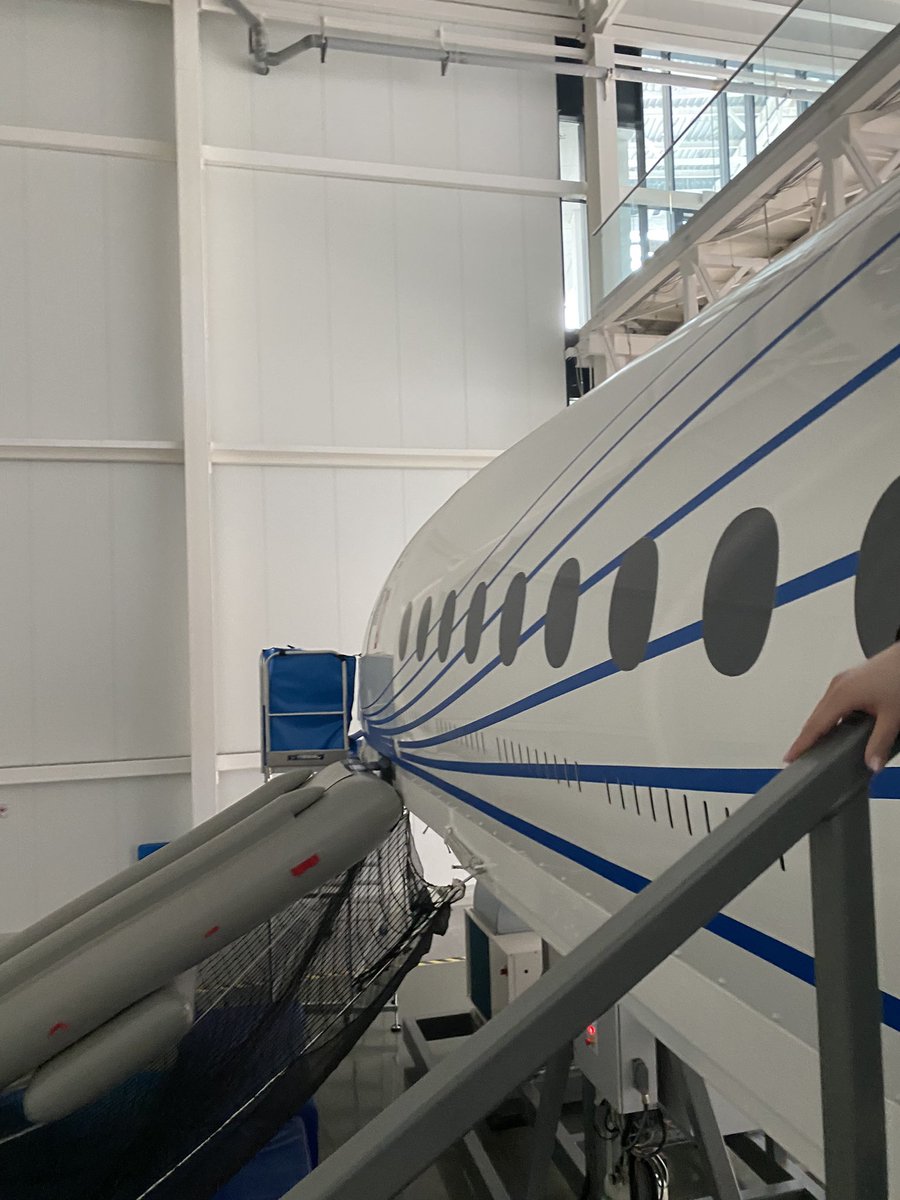 kafkasson's tweet photo. прошел месяц как мы учимся на тренажере вс RRJ-95 (на куске самолета). и до сих пор не могу представить как будет в полном пассажирами реальном самолете 🫠 https://t.co/7ZL6jJJF7M