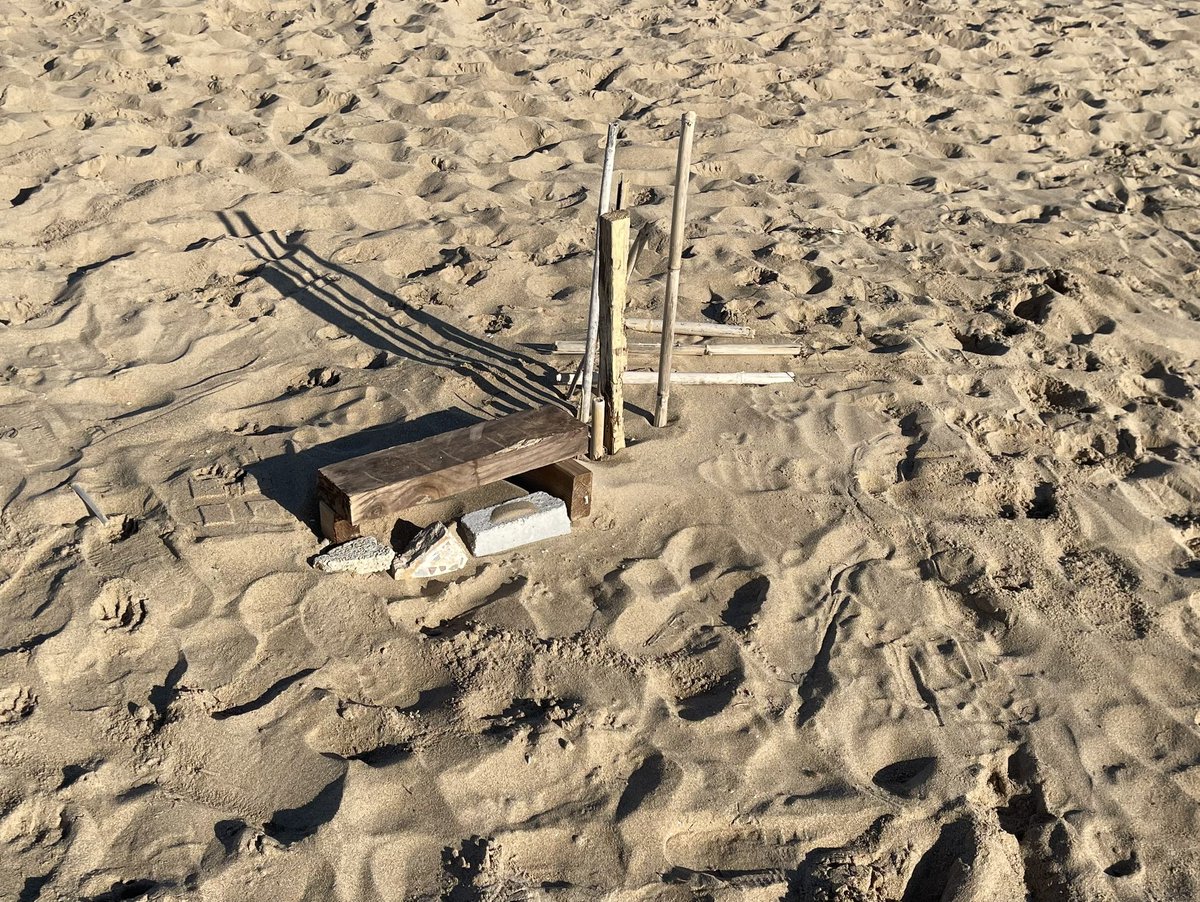 markezawomble's tweet photo. My walk on the beach I discovered someone's creativity to put together junk found on the beach.
If this was #conceptionalart in a museum it would be probably worth £1,000,000 🤣 and it will be collected by the beach cleaner for nothing🤔🤣#Torrevieja #LaMara #Alicante https://t.co/dqv5Ezmr2O