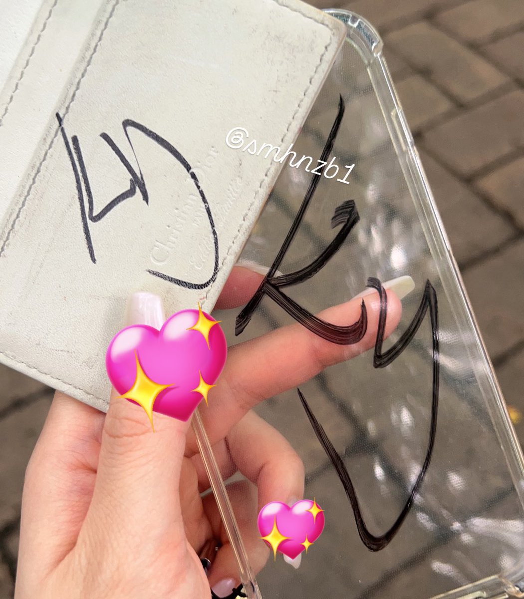 サインもらった🧚🏻‍♀️✍🏻
モザイク雑すぎて謝罪
#다니엘 #김동규 #KYU #DANIEL 

<a href="/kyuded/">kyu</a>